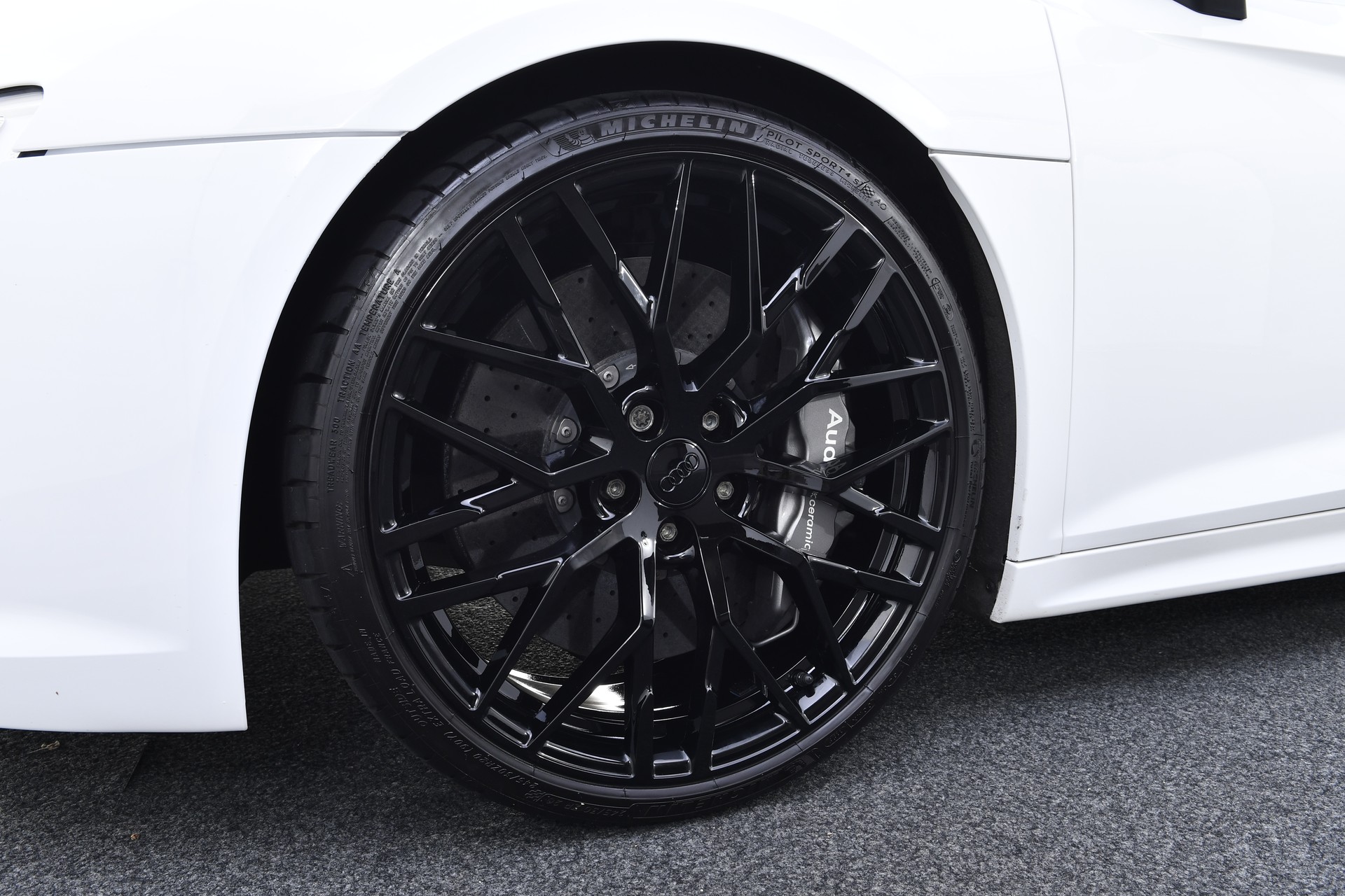 AUDI R8 Coupé 5.2 plus S-Tronic-image-23