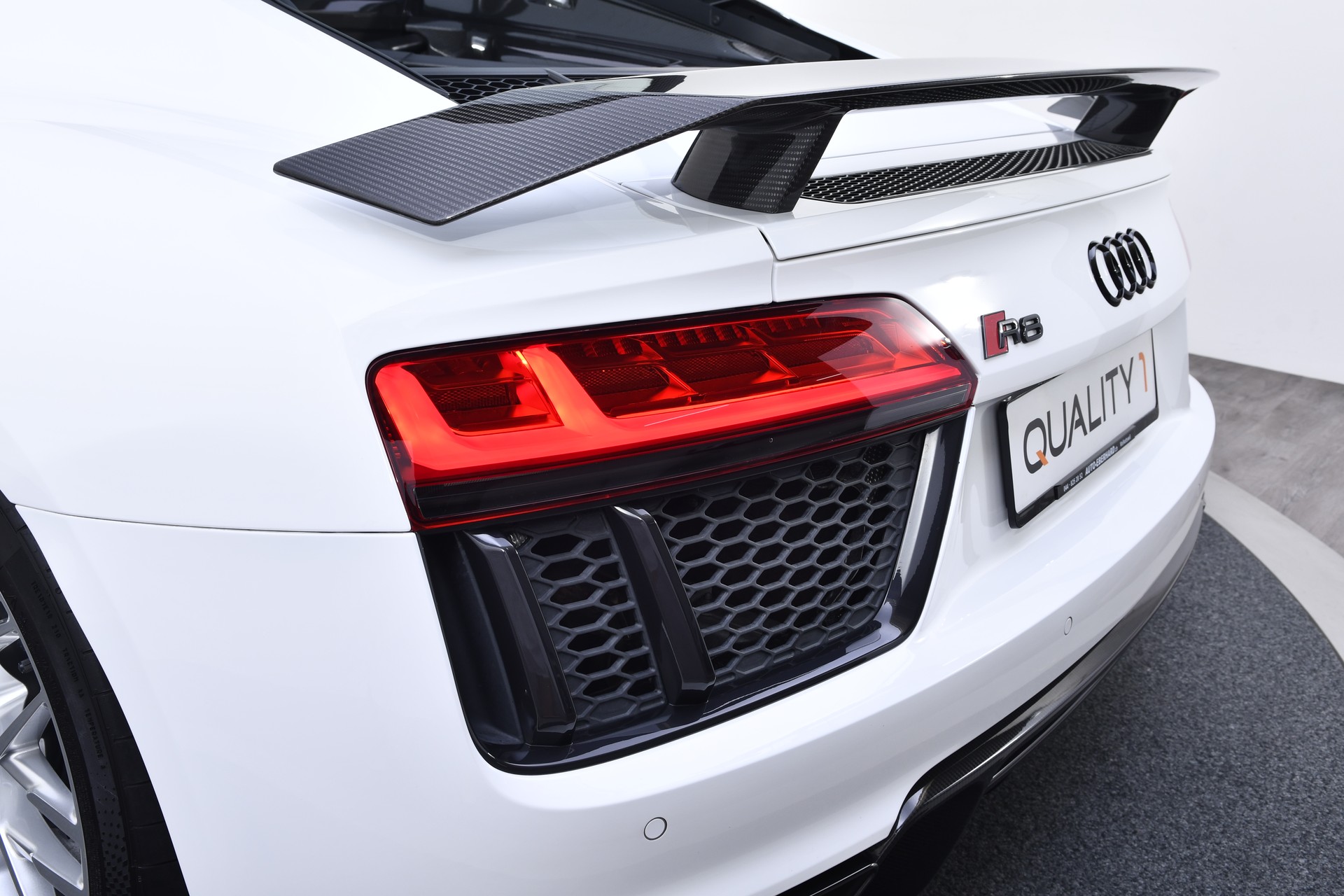 AUDI R8 Coupé 5.2 plus S-Tronic-image-27