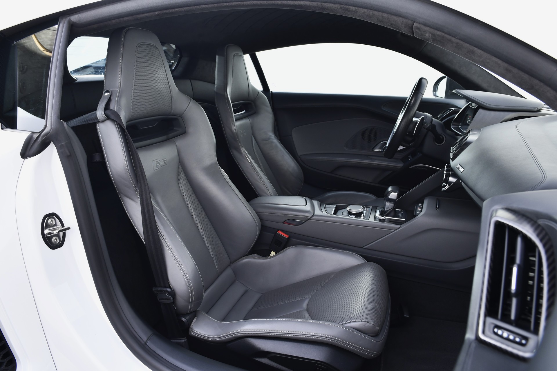 AUDI R8 Coupé 5.2 plus S-Tronic-image-19