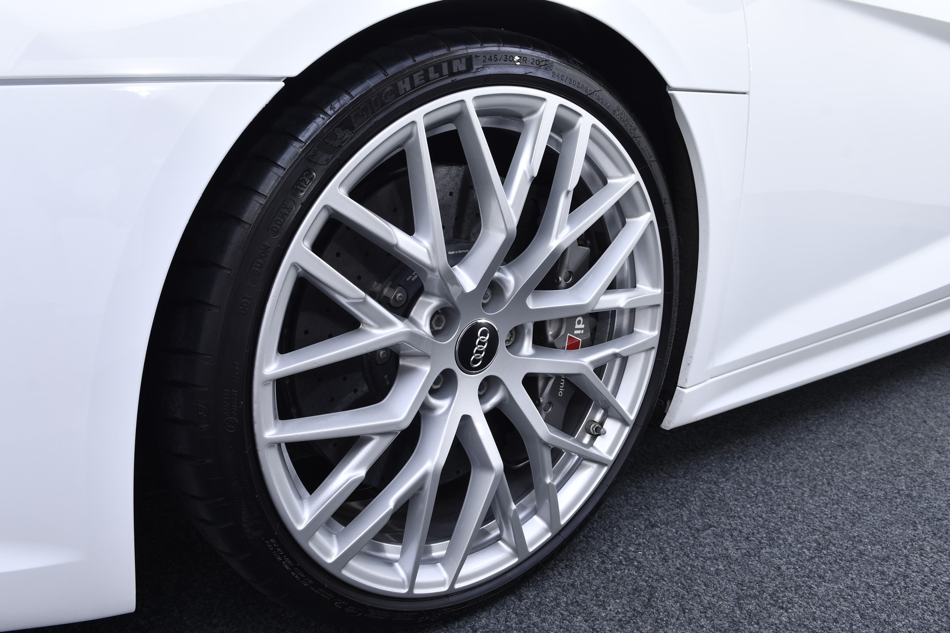AUDI R8 Coupé 5.2 plus S-Tronic-image-23