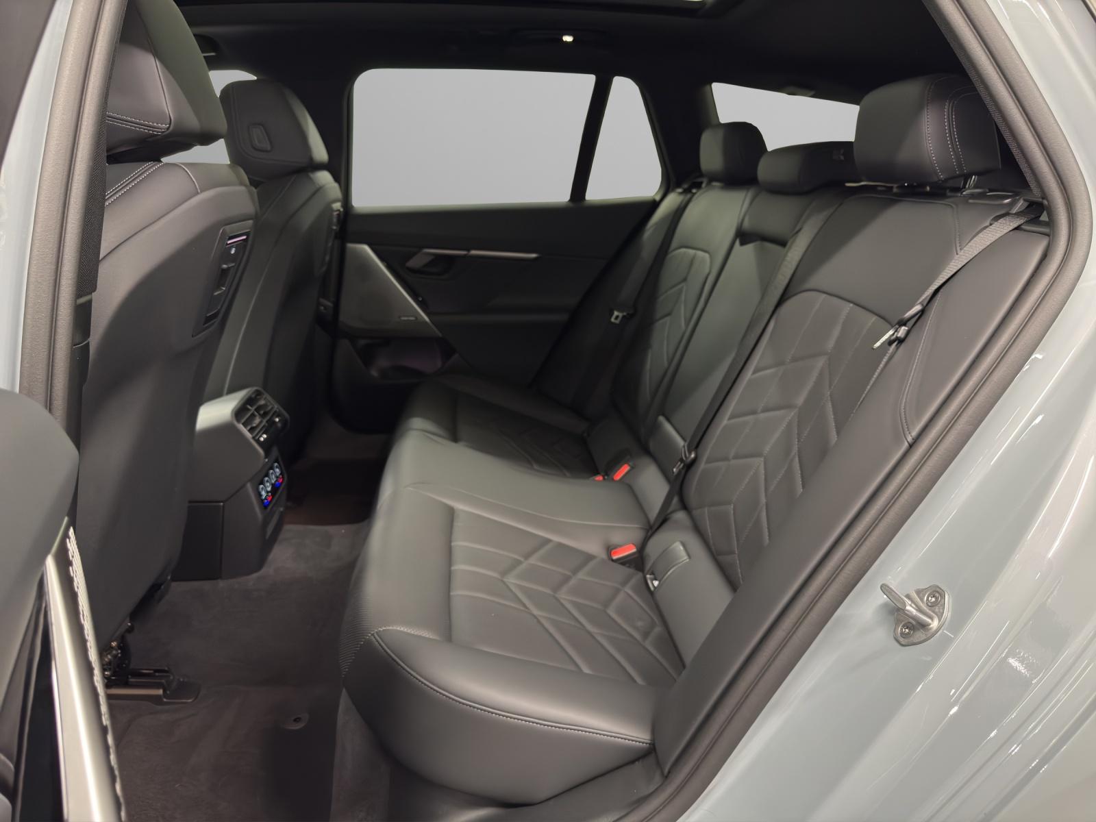 BMW 520d xDrive Touring-image-13