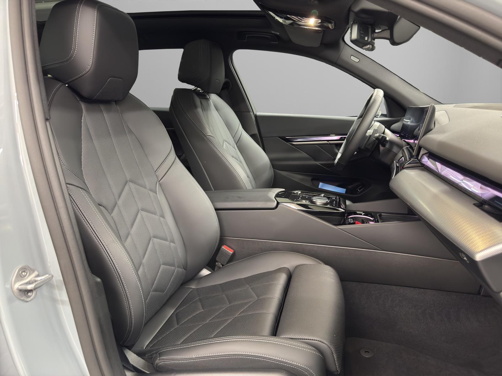 BMW 520d xDrive Touring-image-14