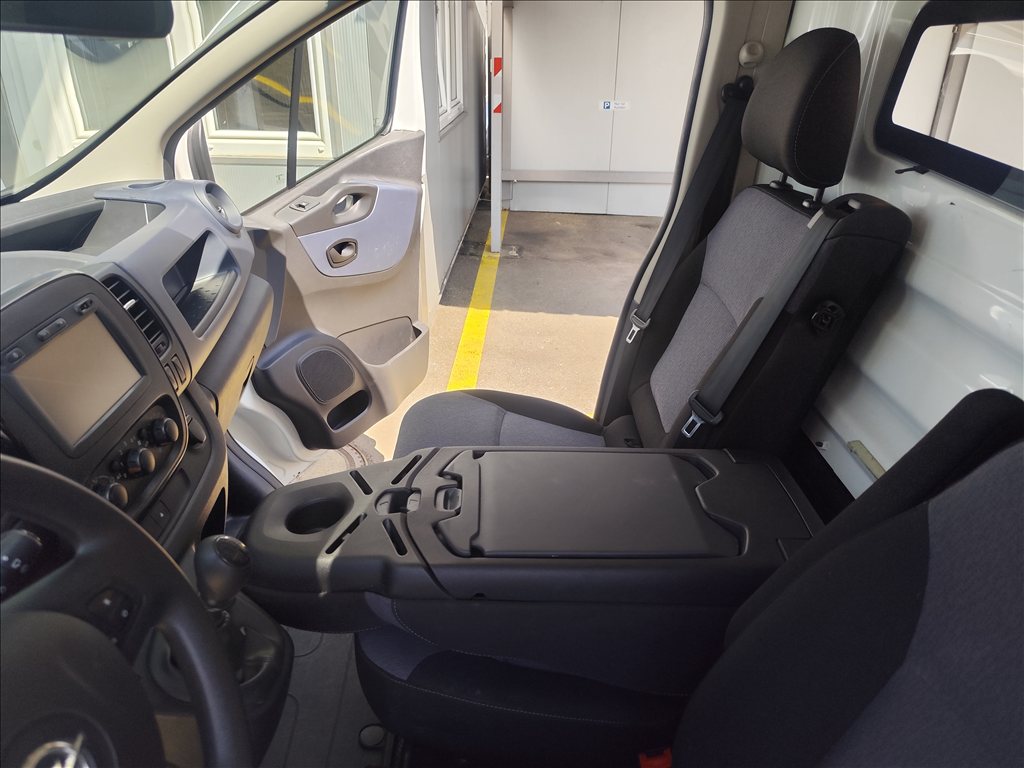 OPEL VIVARO-image-9