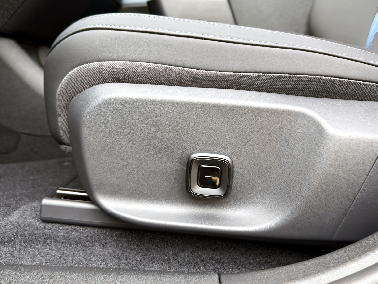 VOLVO EX30 E60 Twin Ultra Performance AWD-image-16