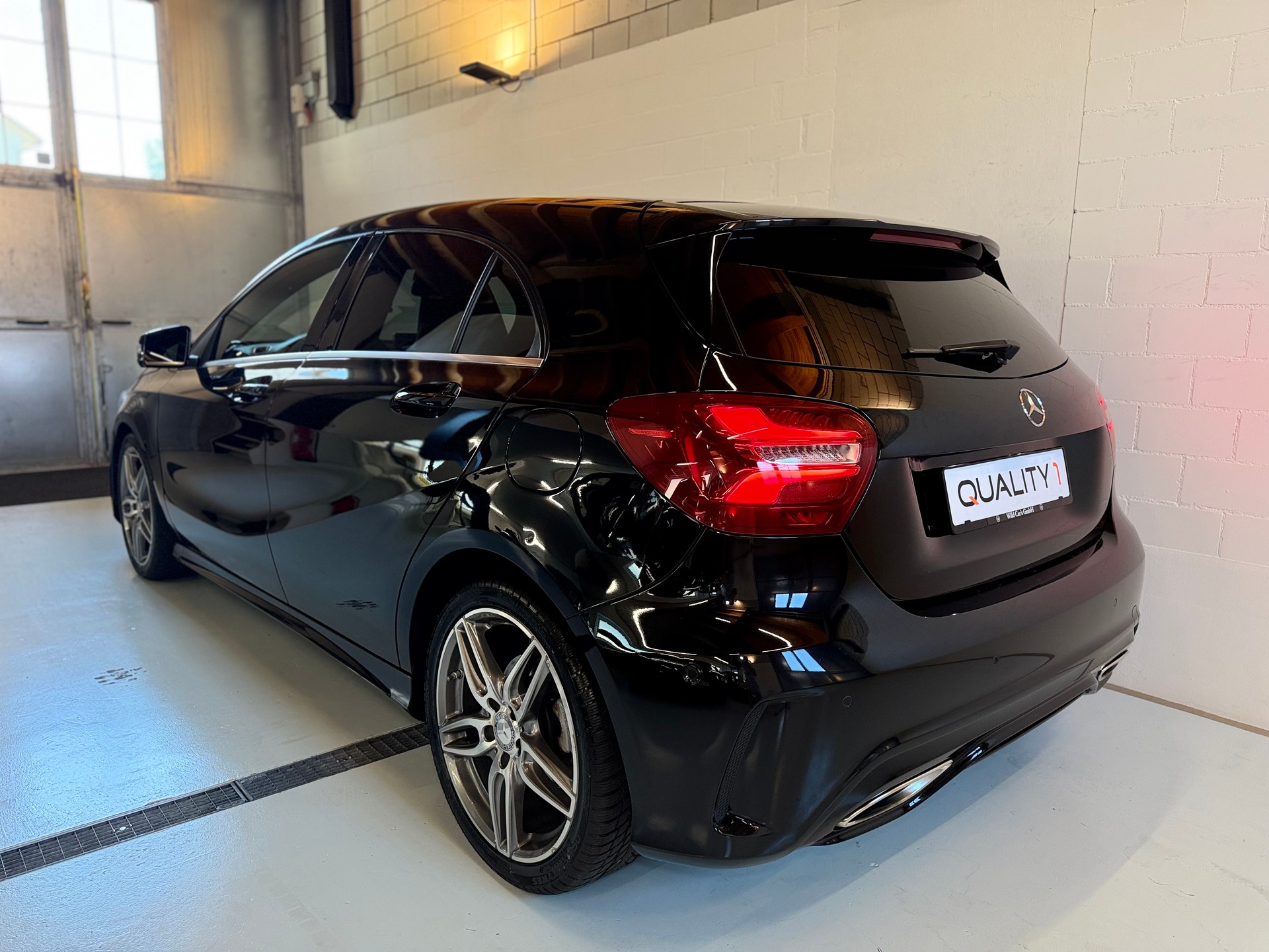 MERCEDES-BENZ A 200 AMG Line 7G-DCT-image-3