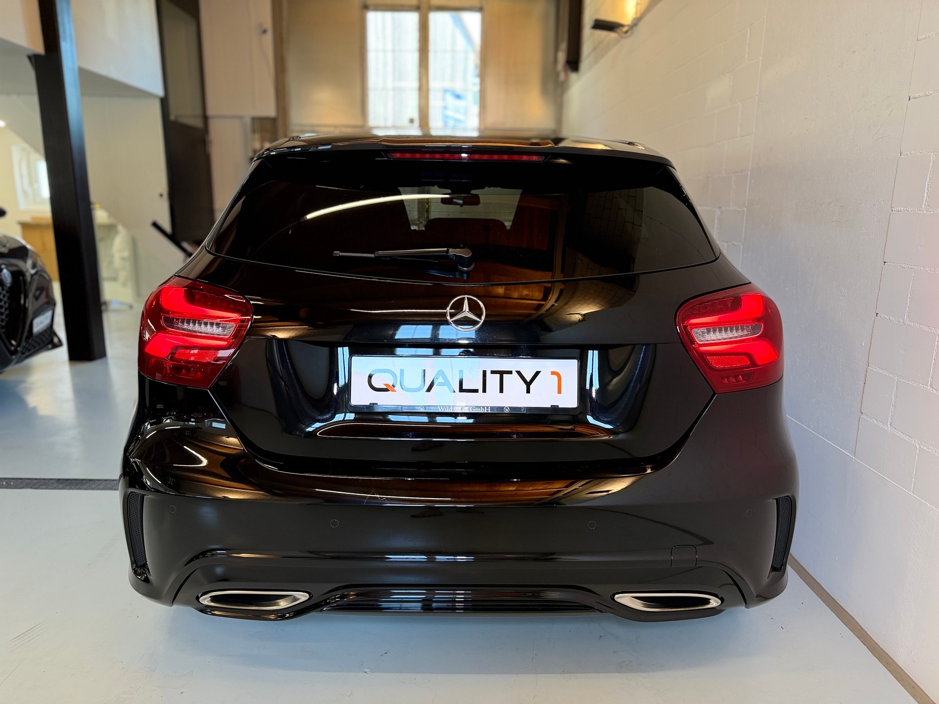 MERCEDES-BENZ A 200 AMG Line 7G-DCT-image-4