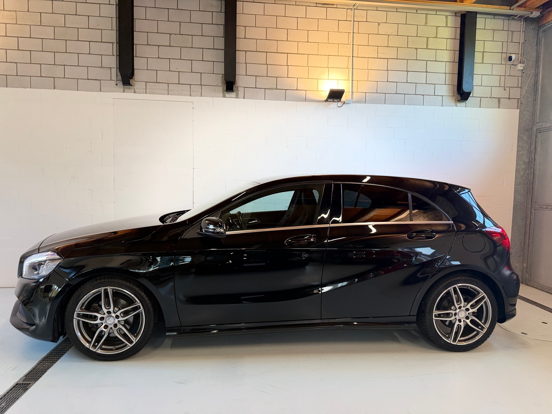 MERCEDES-BENZ A 200 AMG Line 7G-DCT-image-2