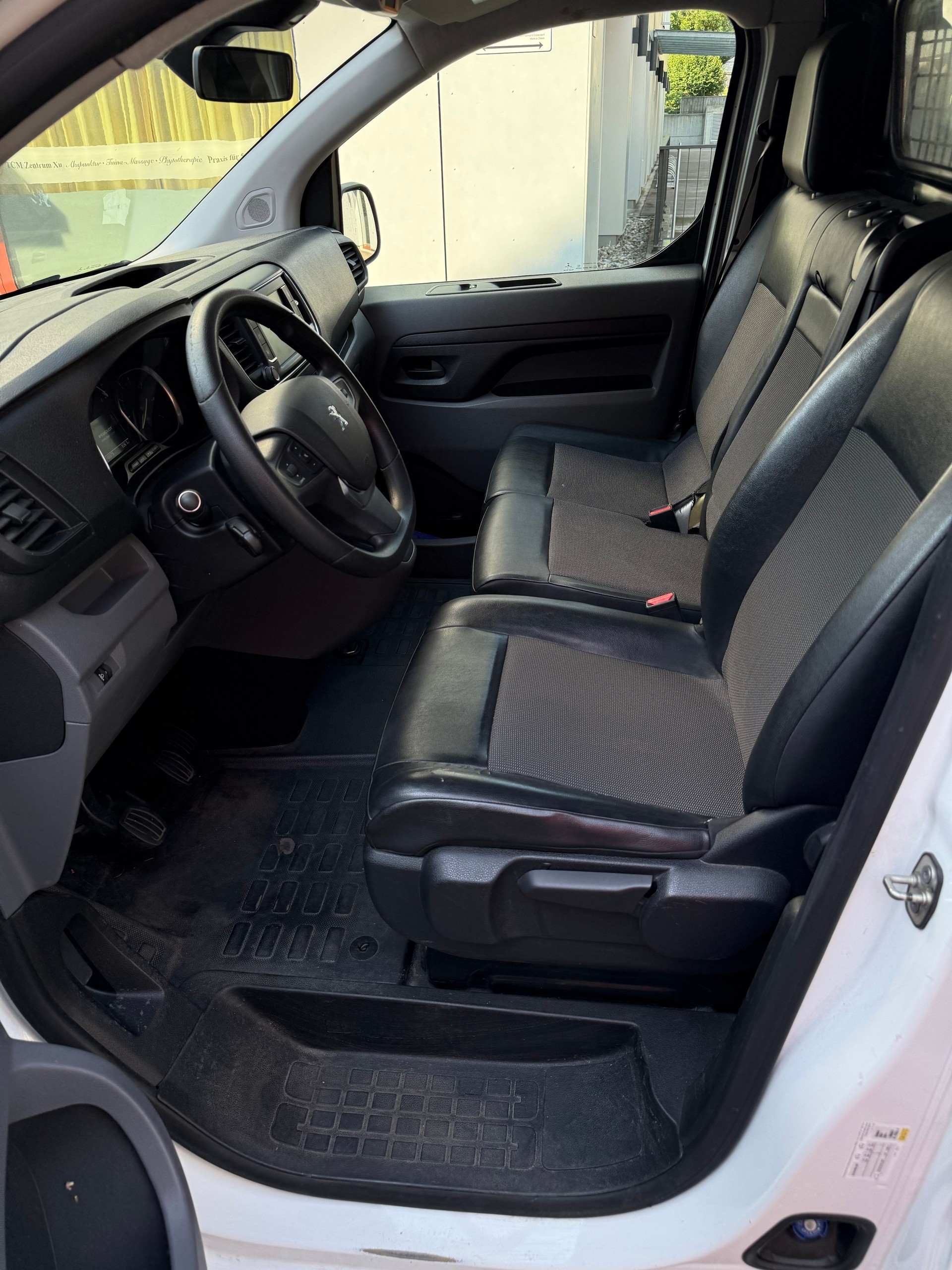 PEUGEOT 2.0 BlueHDi 120 Allure S/S-image-1