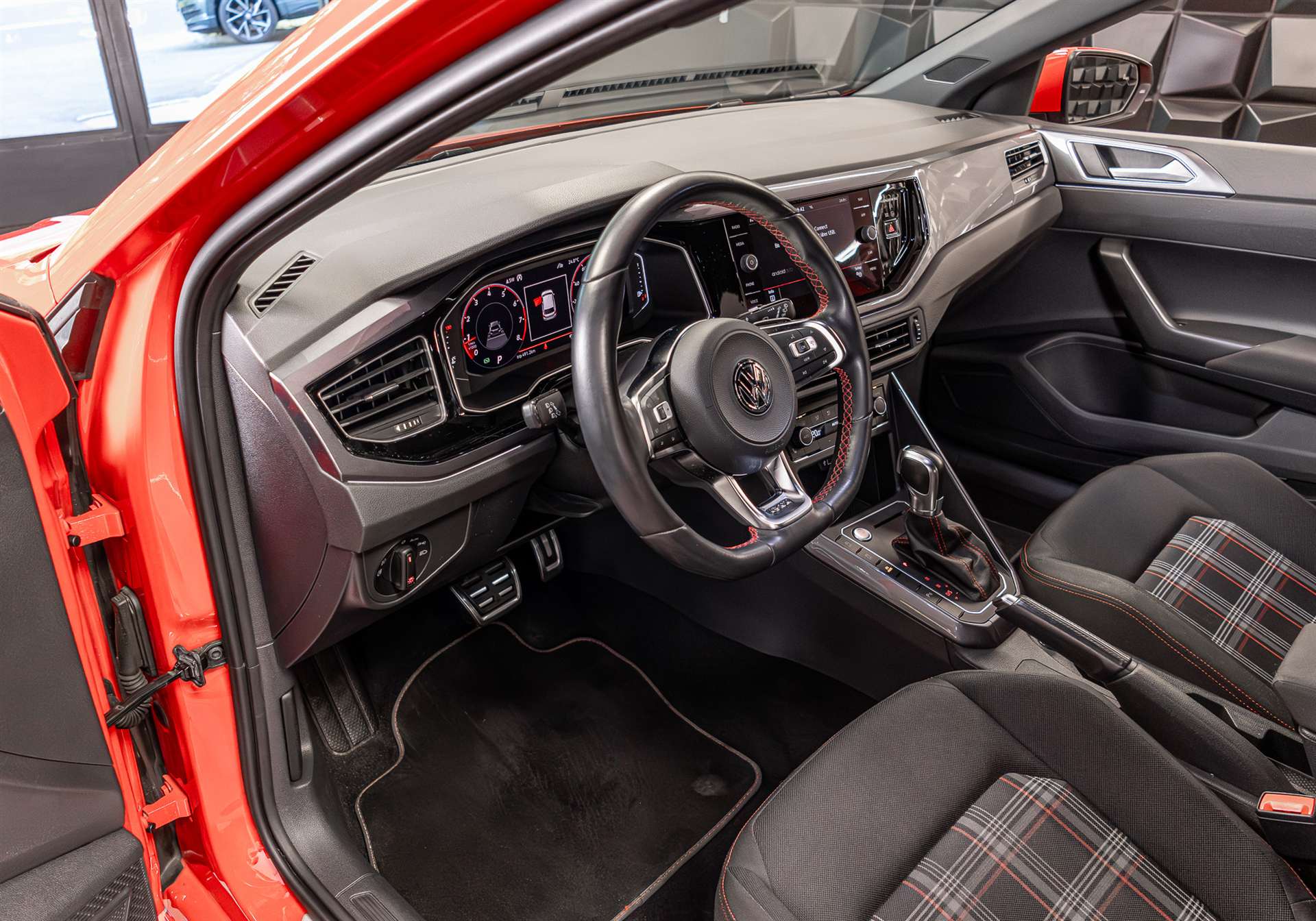 VW Polo 2.0 TSI GTI DSG-image-11
