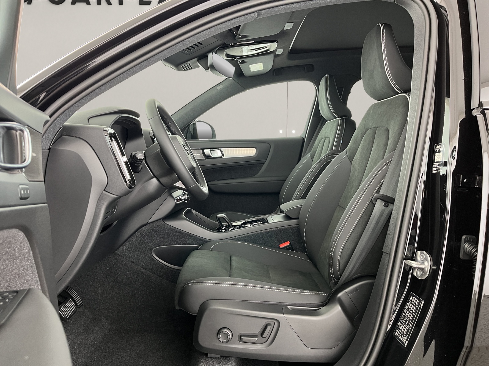 VOLVO XC40 2.0 B3 MH Plus Dark-image-8