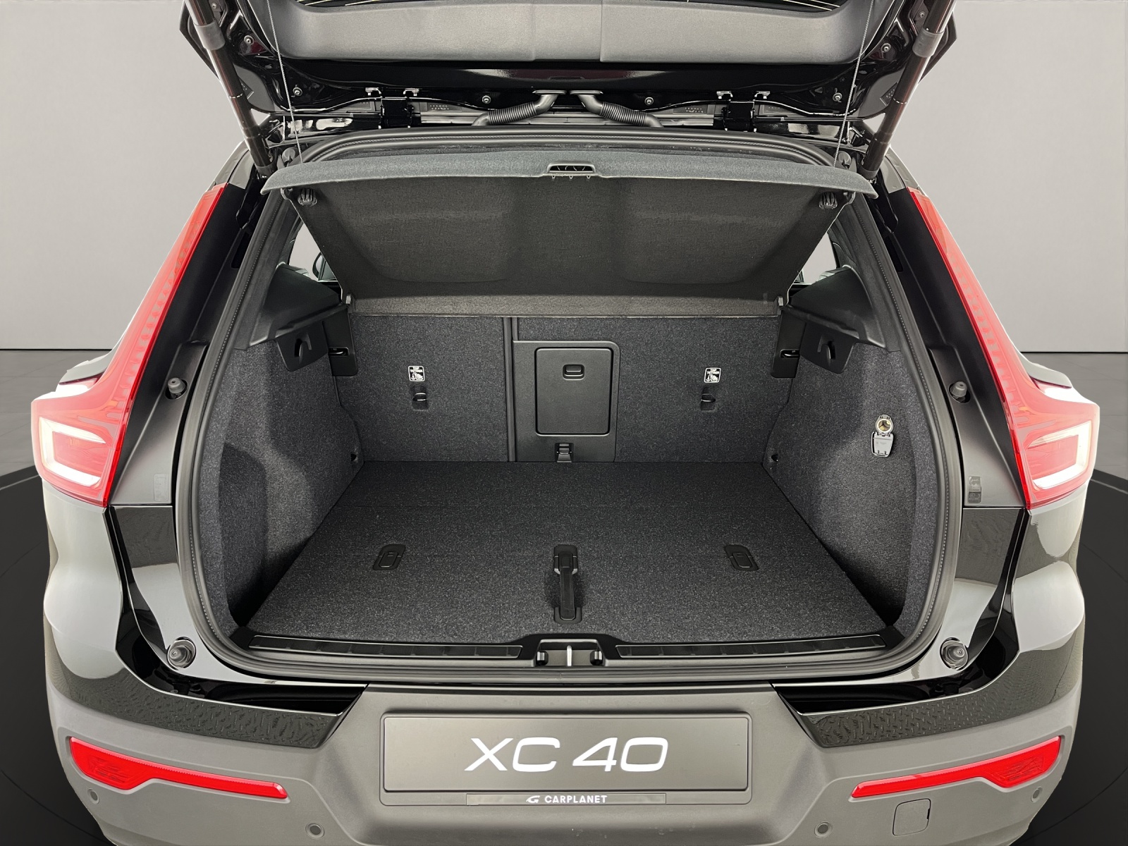 VOLVO XC40 2.0 B3 MH Plus Dark-image-5
