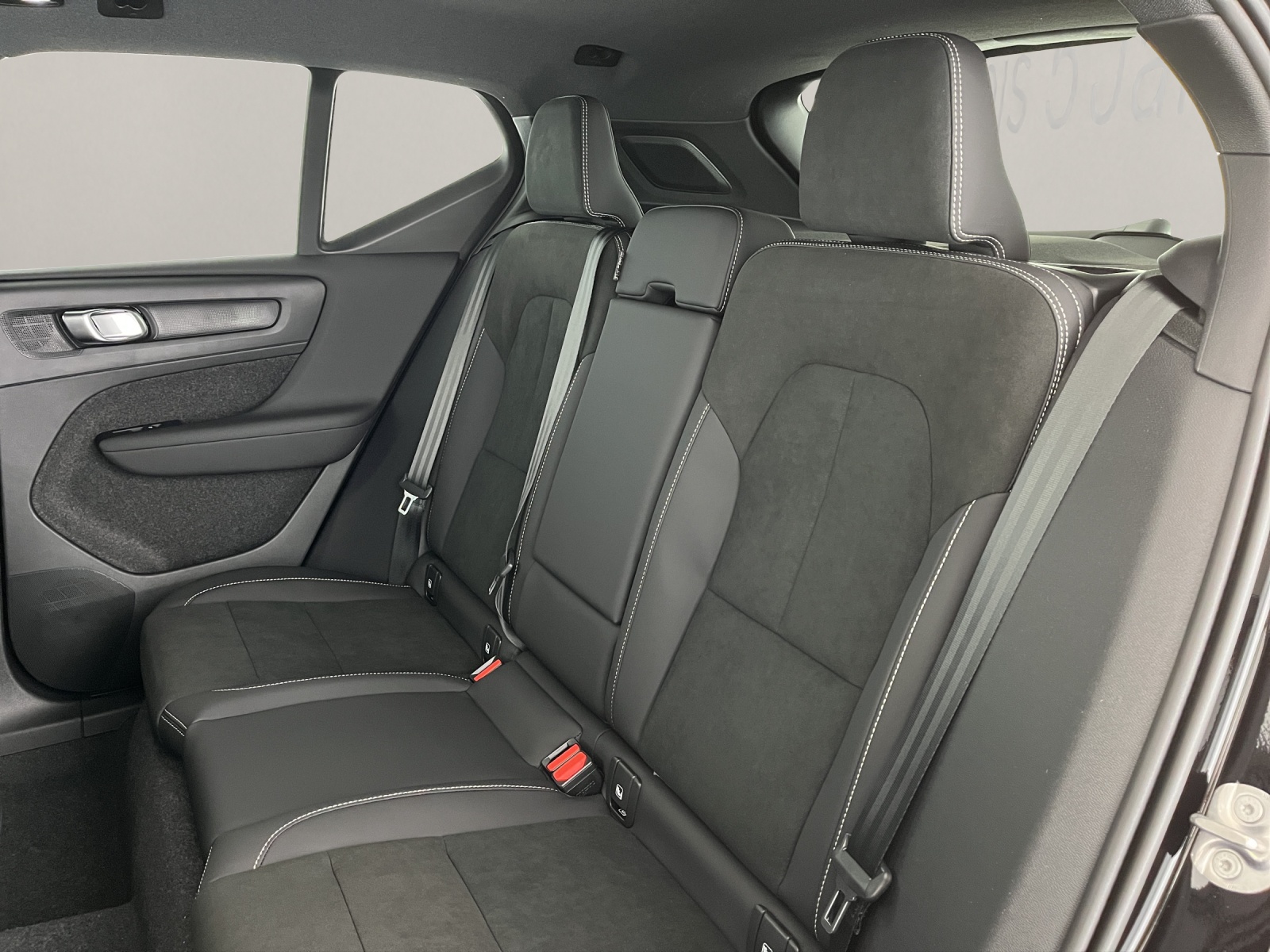 VOLVO XC40 2.0 B3 MH Plus Dark-image-11