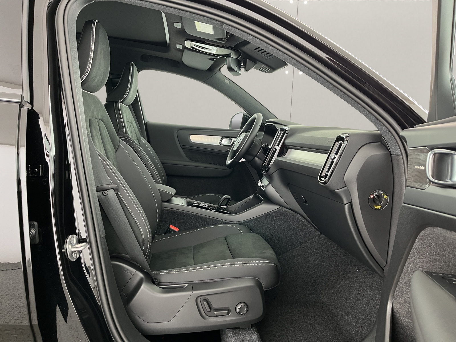 VOLVO XC40 2.0 B3 MH Plus Dark-image-9