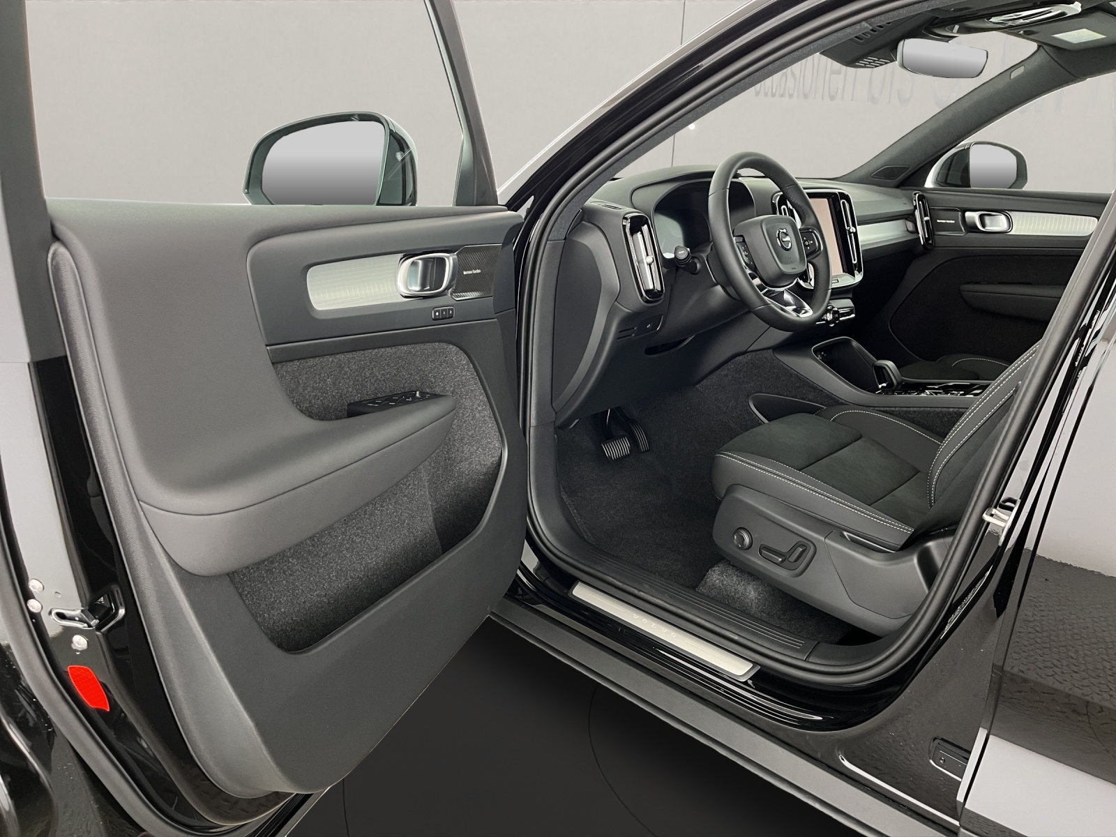 VOLVO XC40 2.0 B3 MH Plus Dark-image-7