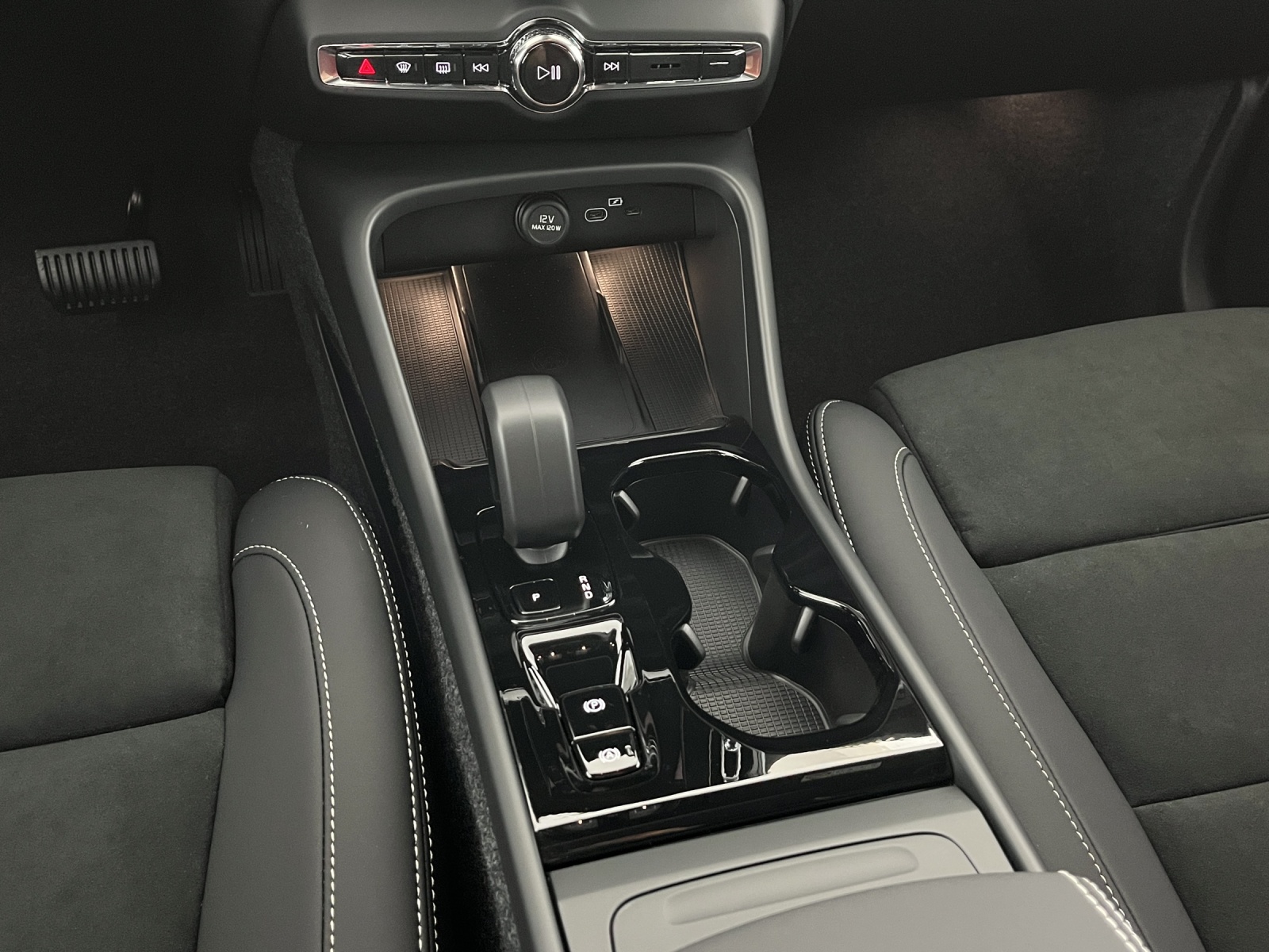 VOLVO XC40 2.0 B3 MH Plus Dark-image-15