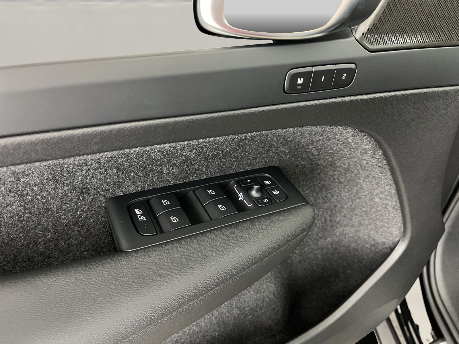 VOLVO XC40 2.0 B3 MH Plus Dark-image-16