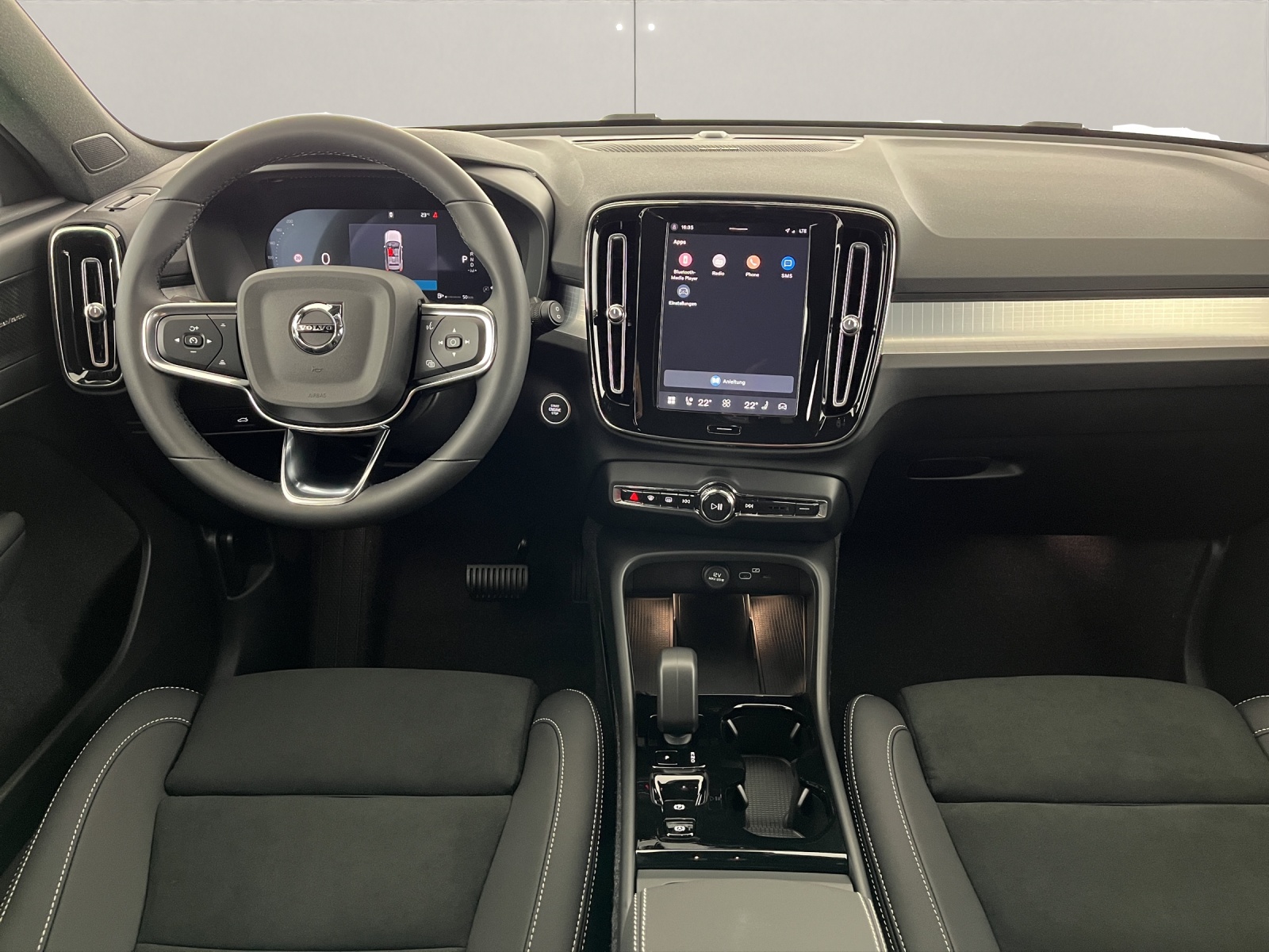 VOLVO XC40 2.0 B3 MH Plus Dark-image-12