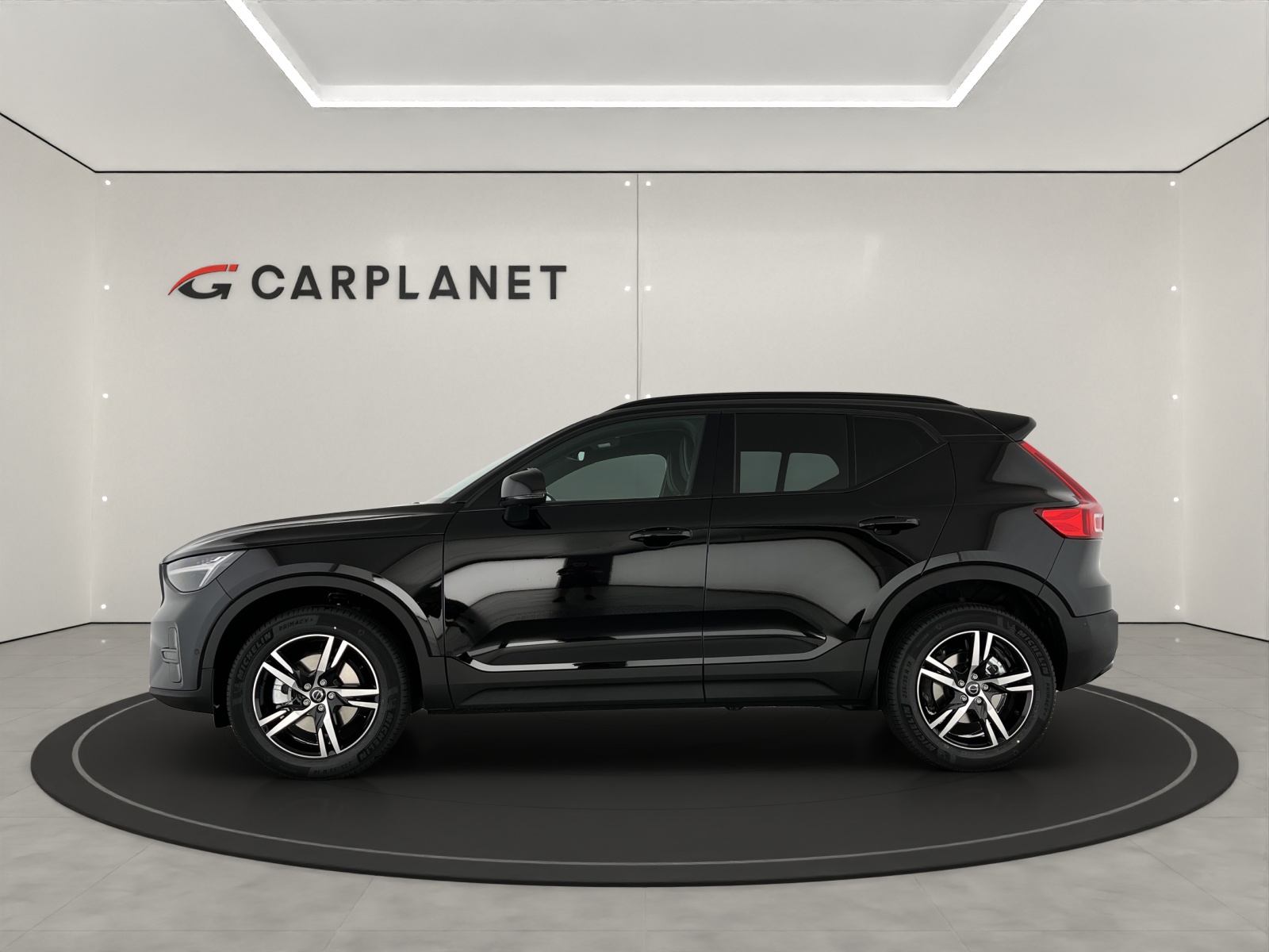 VOLVO XC40 2.0 B3 MH Plus Dark-image-1