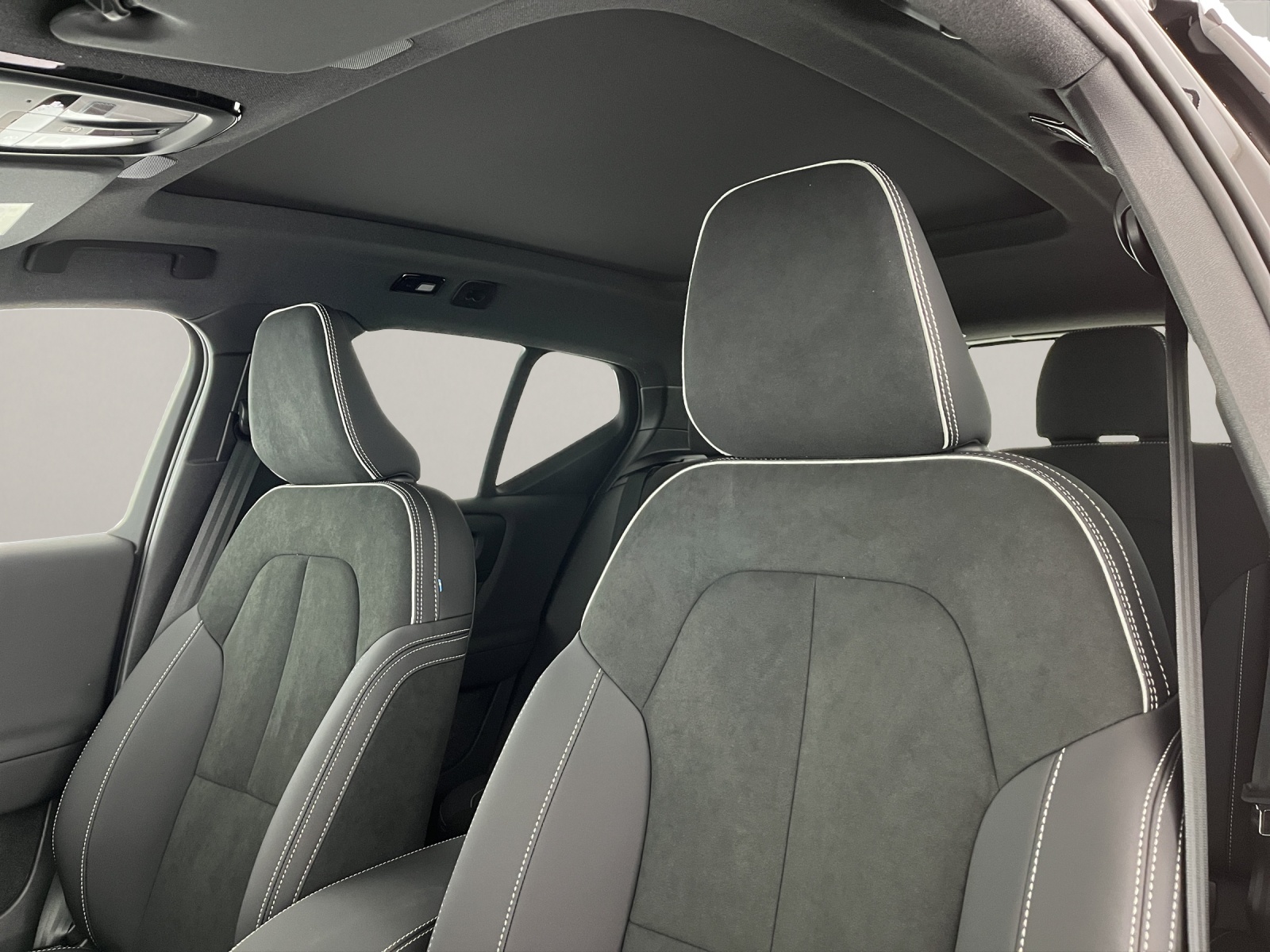 VOLVO XC40 2.0 B3 MH Plus Dark-image-10