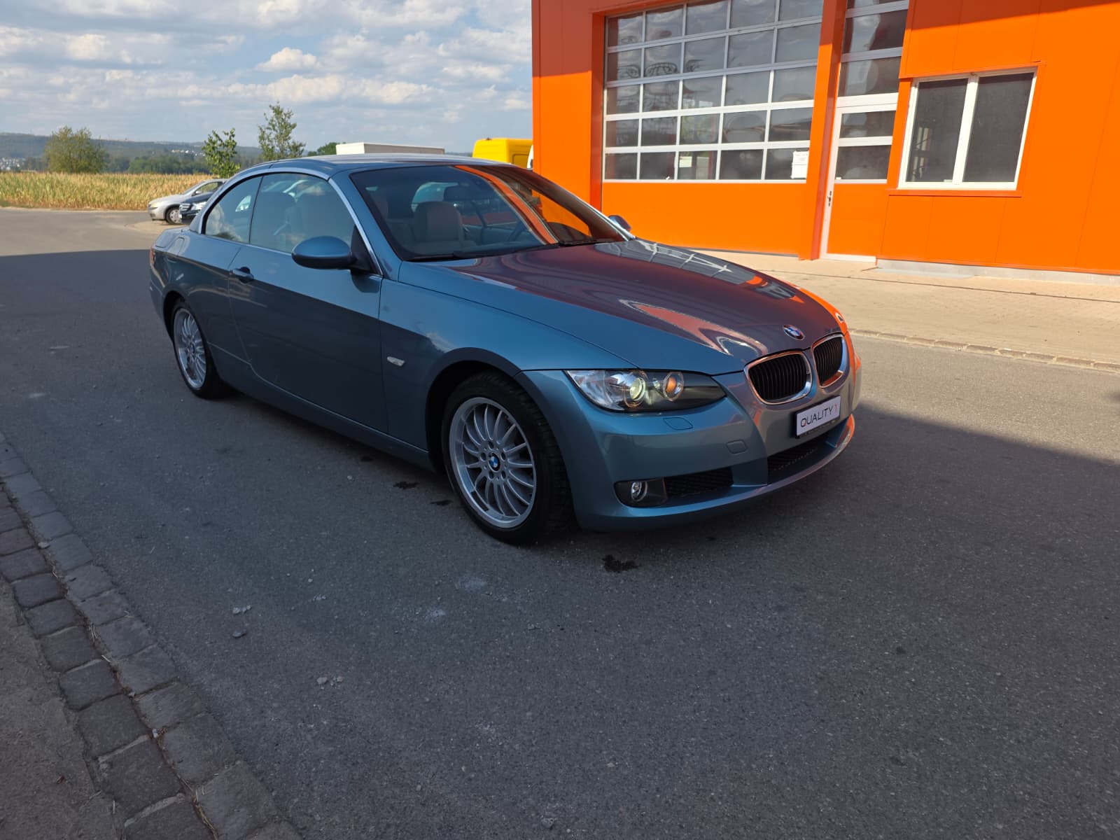 BMW 320i Cabriolet-image-5