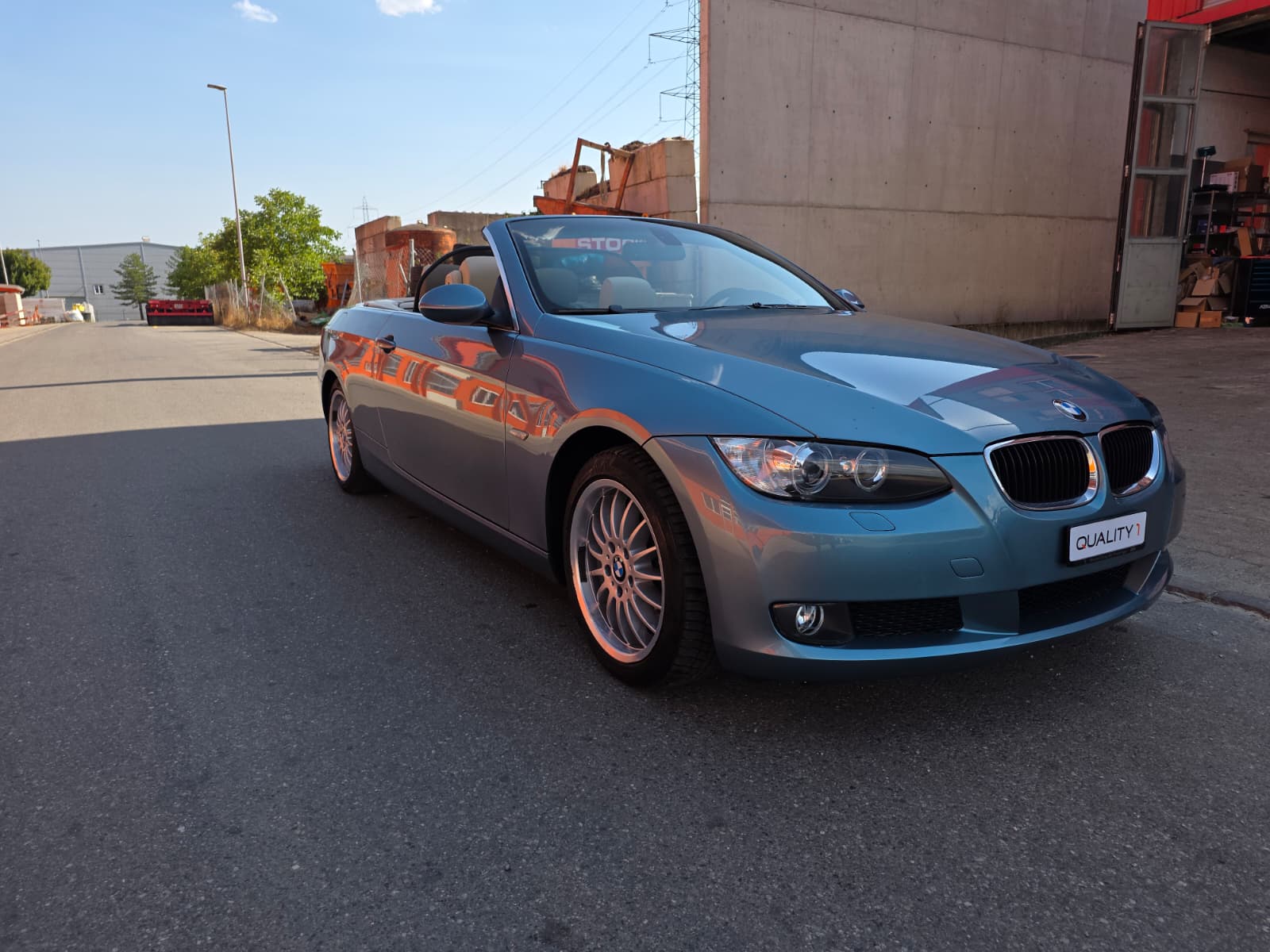 BMW 320i Cabriolet-image-0