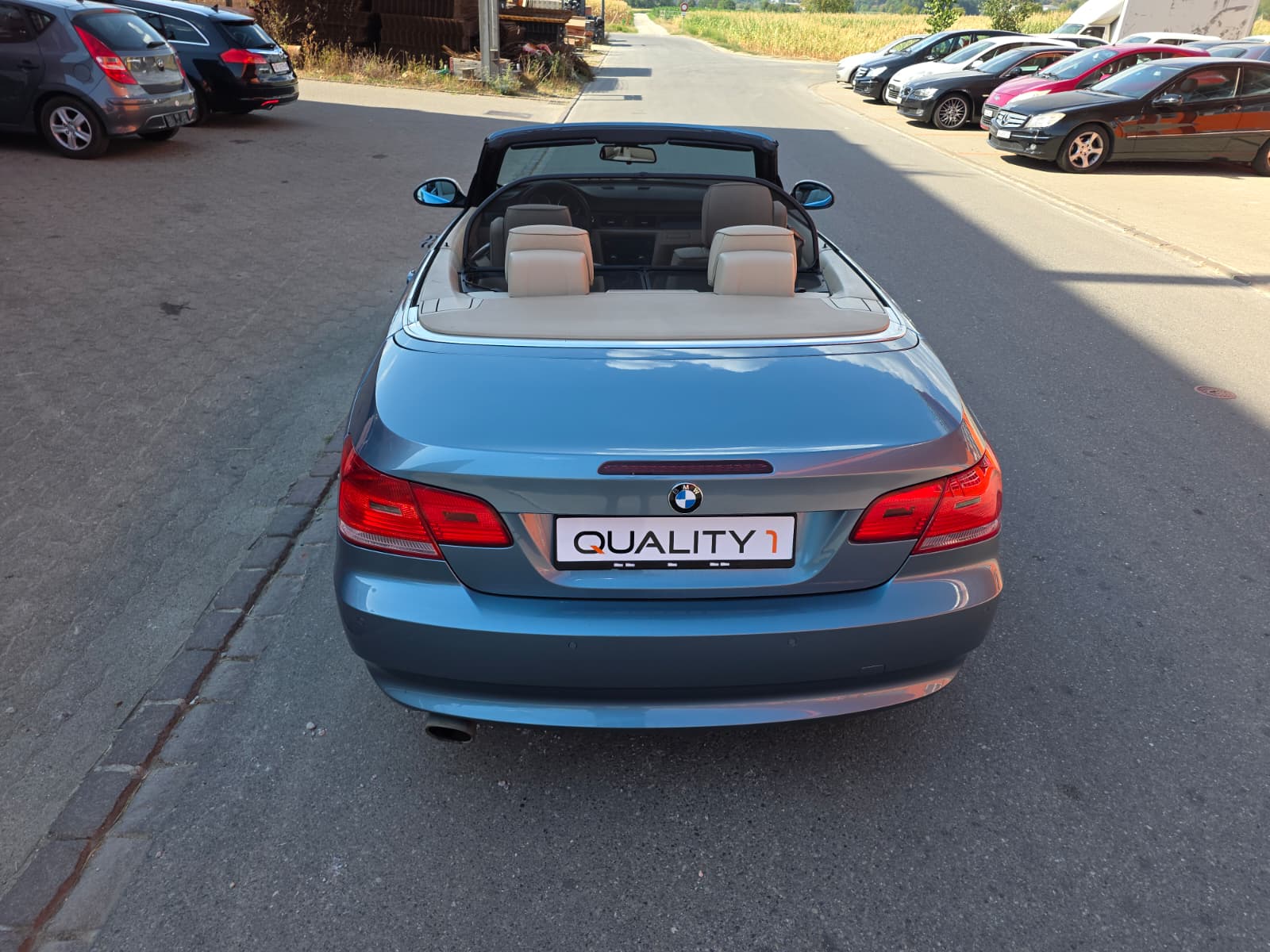 BMW 320i Cabriolet-image-4