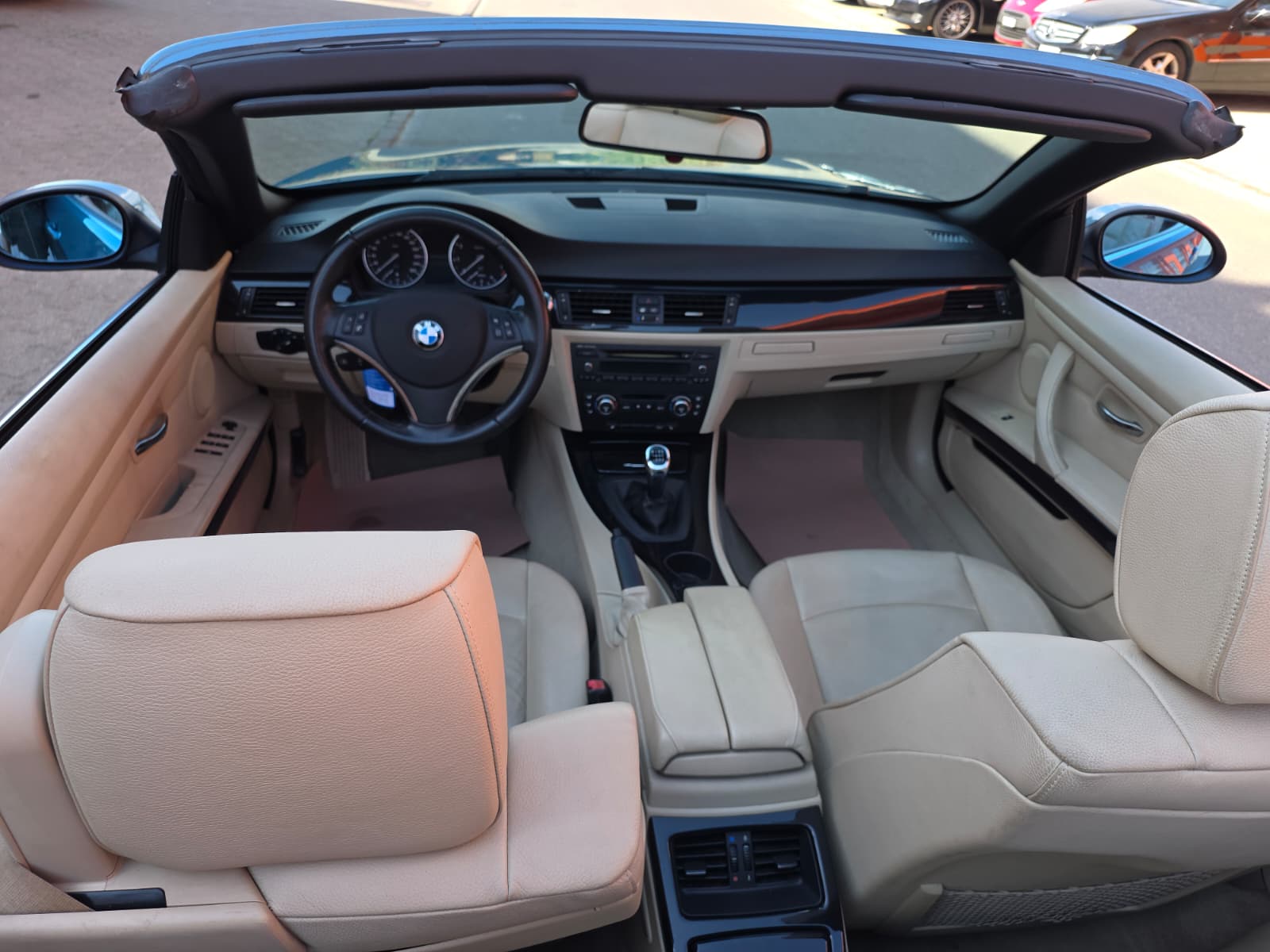 BMW 320i Cabriolet-image-8