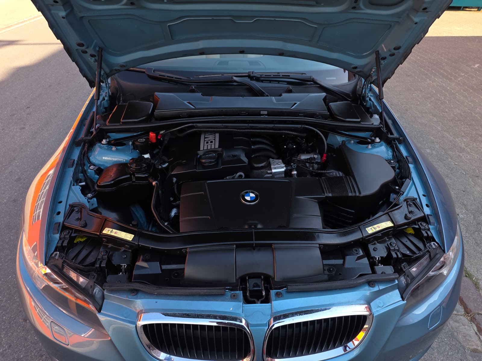 BMW 320i Cabriolet-image-7