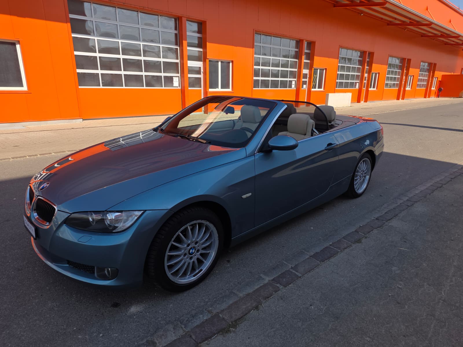 BMW 320i Cabriolet-image-1