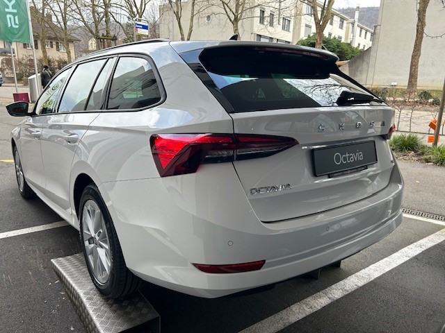SKODA Octavia Combi 2.0 TDI DSG Selection-image-4