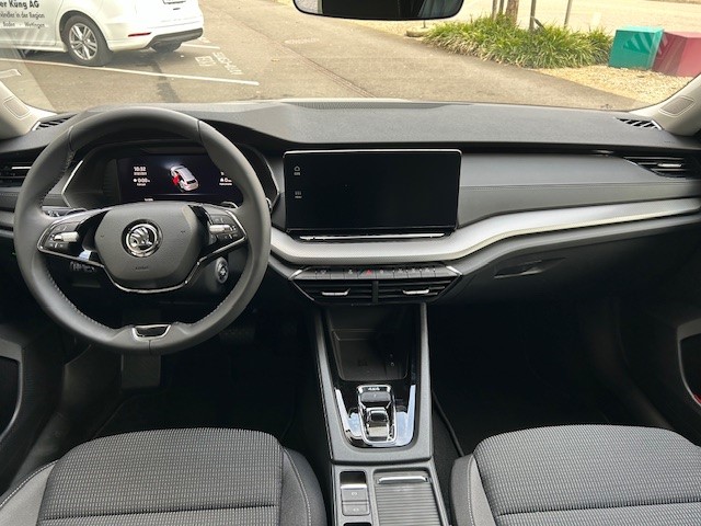 SKODA Octavia Combi 2.0 TDI DSG Selection-image-8