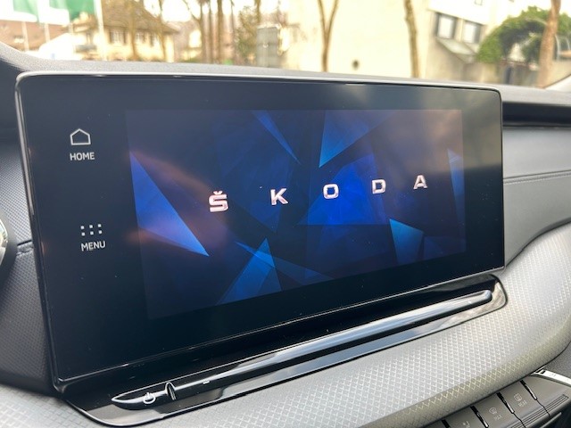 SKODA Octavia Combi 2.0 TDI DSG Selection-image-5