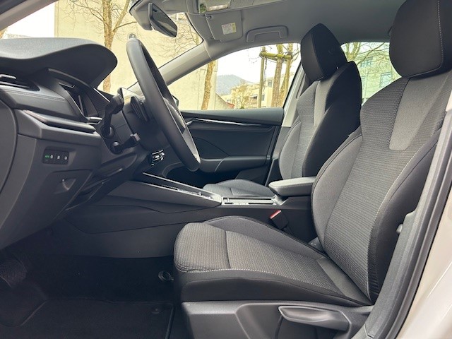 SKODA Octavia Combi 2.0 TDI DSG Selection-image-9