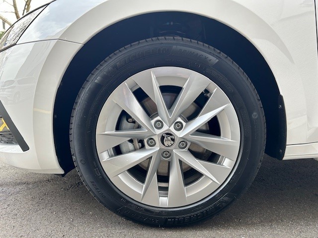 SKODA Octavia Combi 2.0 TDI DSG Selection-image-12