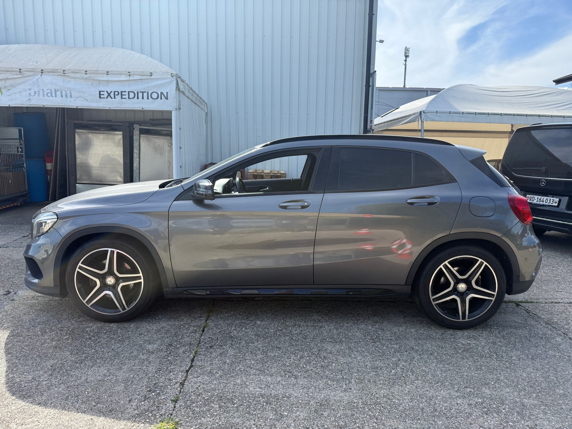 MERCEDES-BENZ GLA 250 AMG Line 4Matic 7G-DCT-image-4