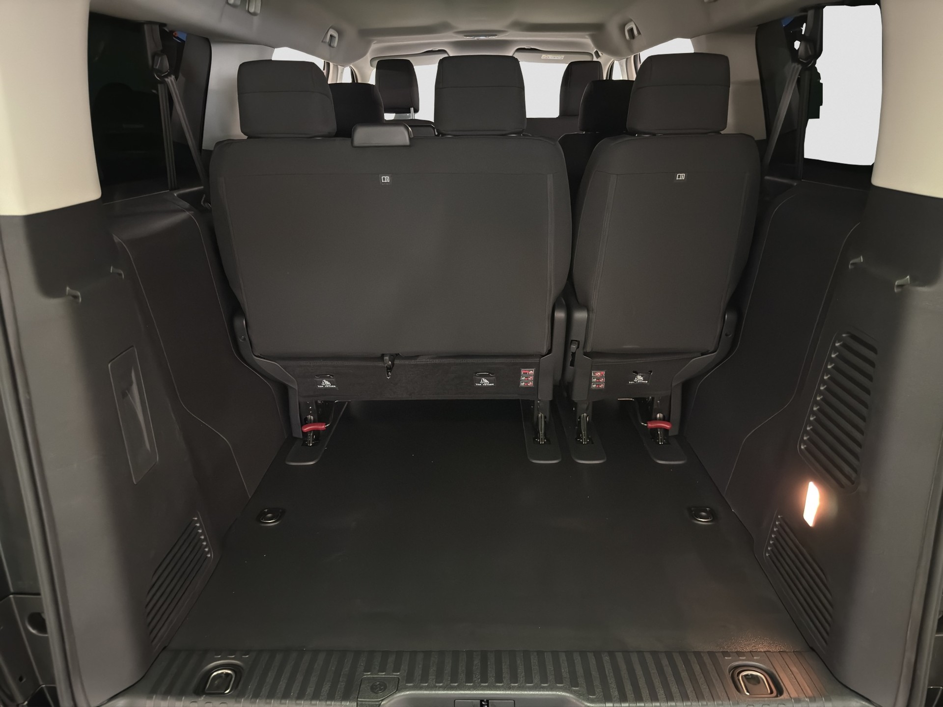 PEUGEOT Traveller Long 2.2 BlueHDi 180 Family Edition S/S-image-15