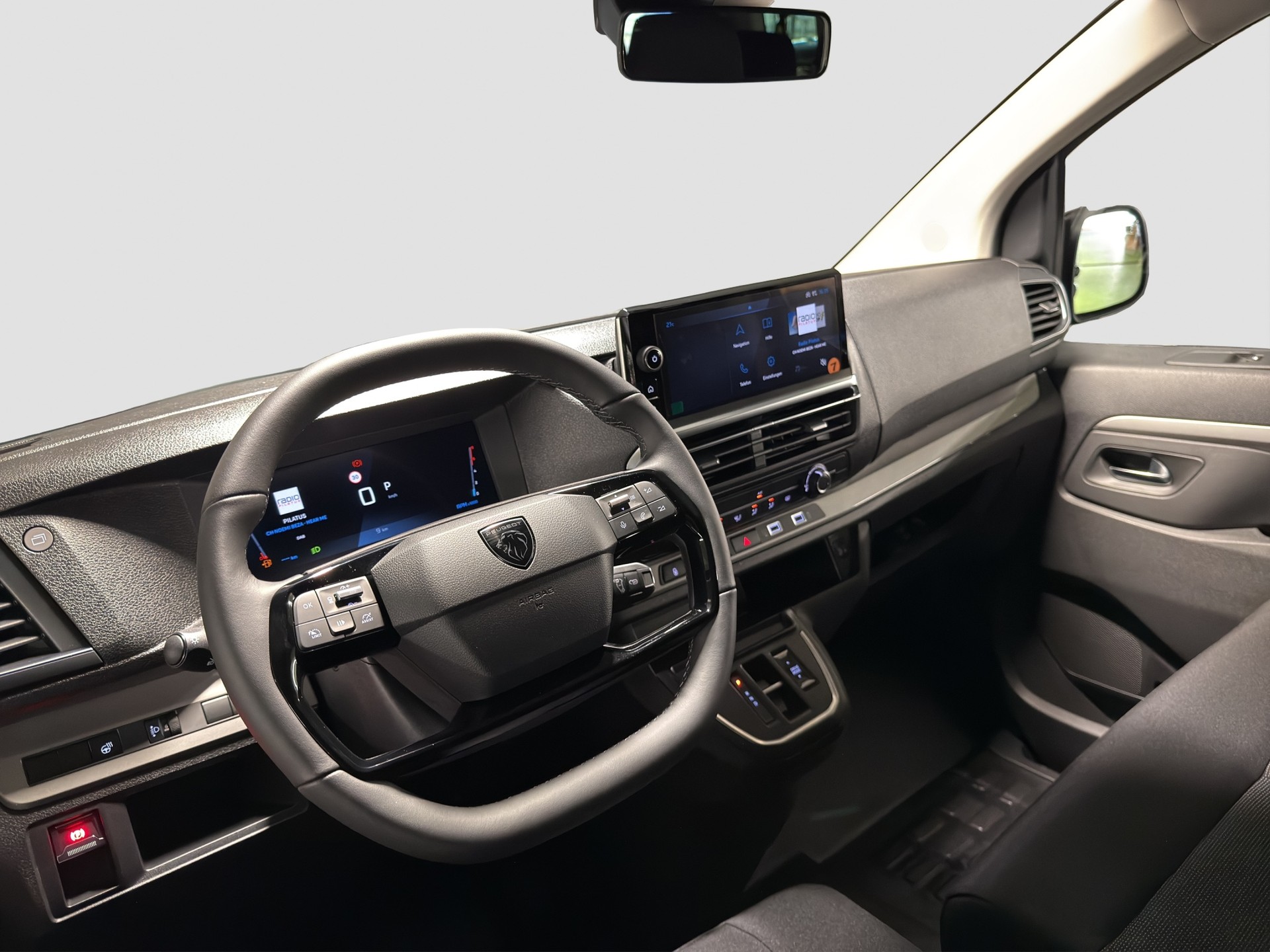 PEUGEOT Traveller Long 2.2 BlueHDi 180 Family Edition S/S-image-12