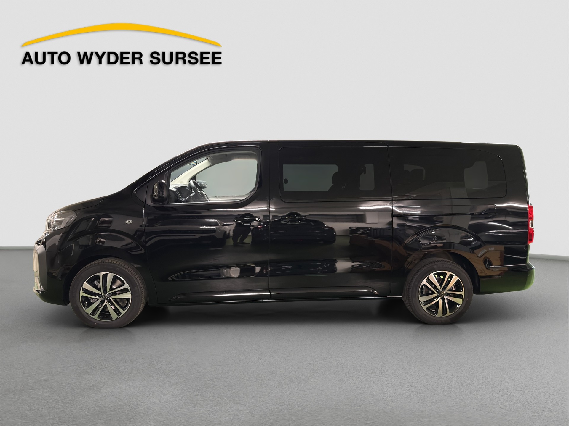 PEUGEOT Traveller Long 2.2 BlueHDi 180 Family Edition S/S-image-2