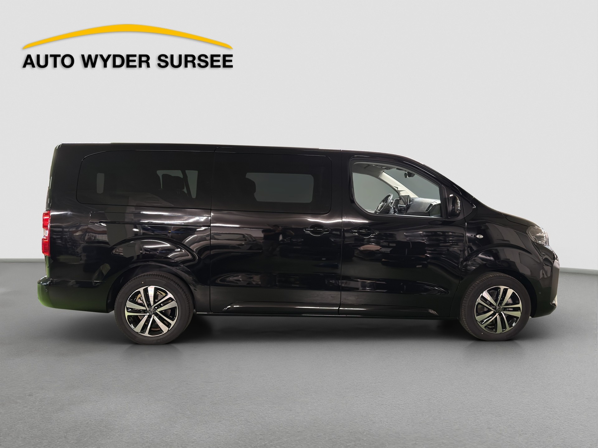PEUGEOT Traveller Long 2.2 BlueHDi 180 Family Edition S/S-image-6
