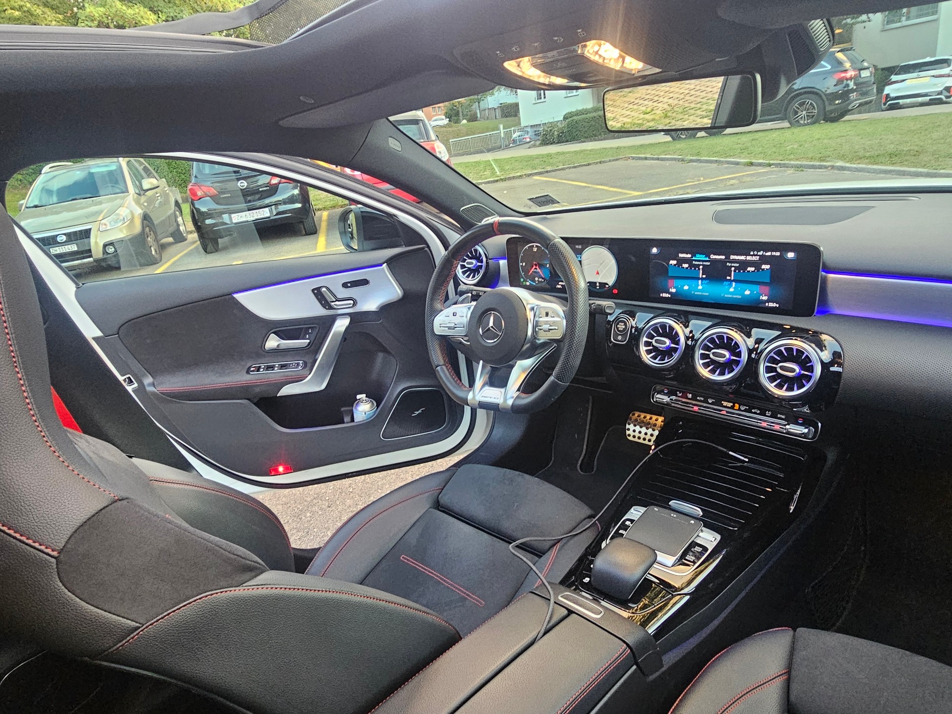 MERCEDES-BENZ A 35 AMG 4matic-image-3
