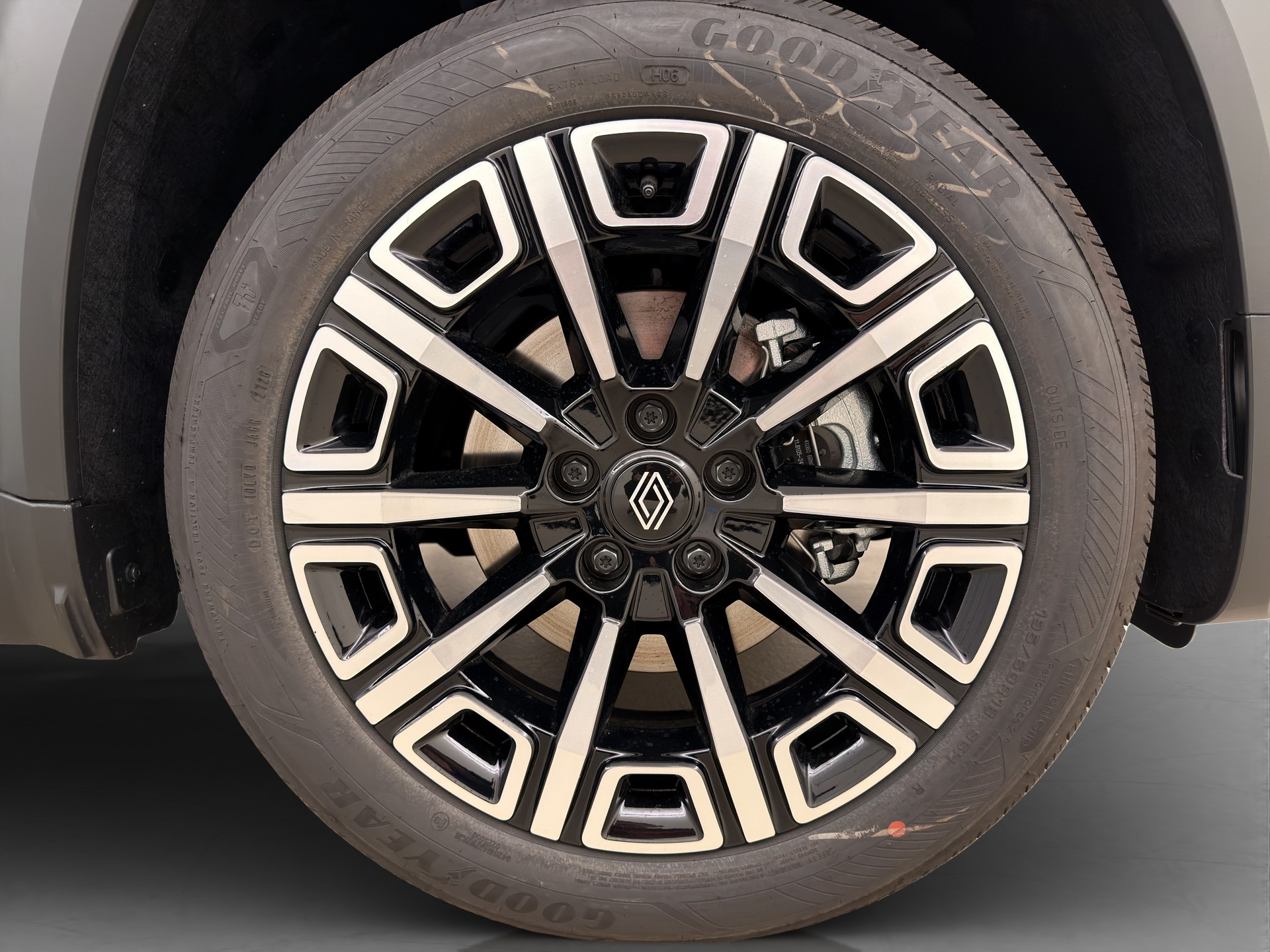 RENAULT R4 E-Tech iconic plein sud-image-5