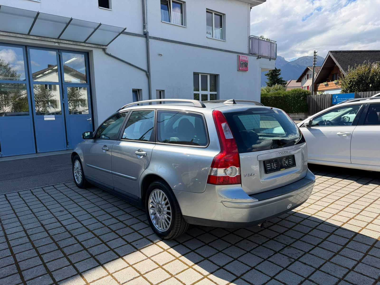 VOLVO V50 2.0D Momentum-image-2