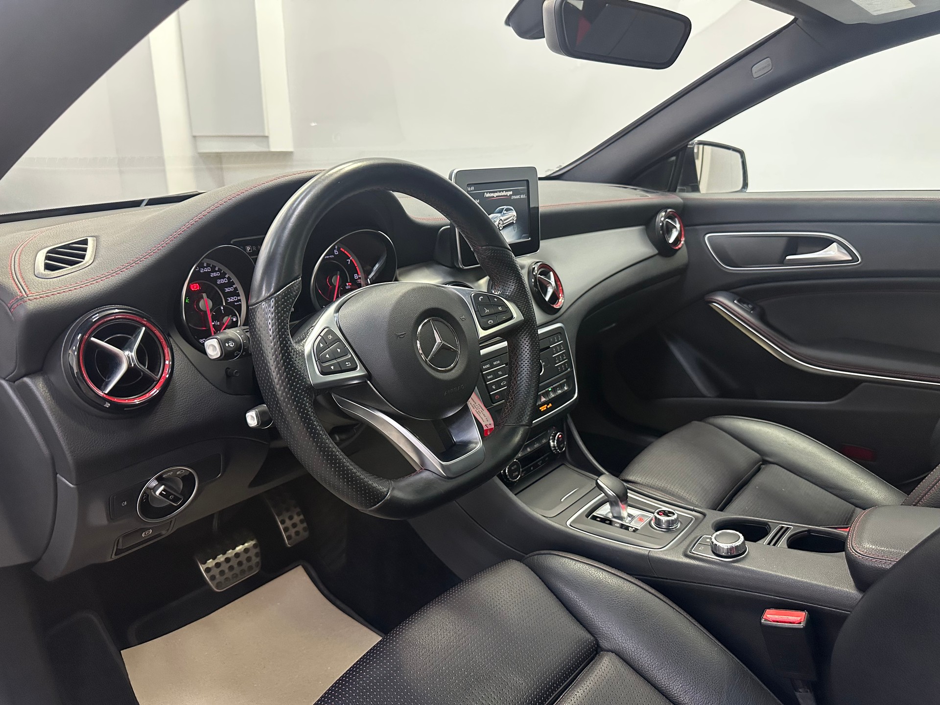 MERCEDES-BENZ CLA Shooting Brake 45 AMG 4Matic Speedshift-image-9