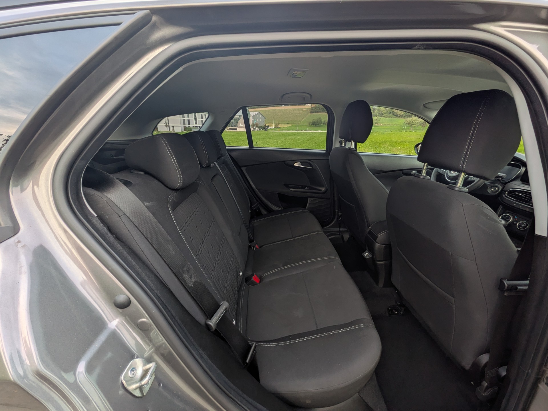 FIAT Tipo 1.5 Hybrid Station Wagon Swiss Edition-image-15