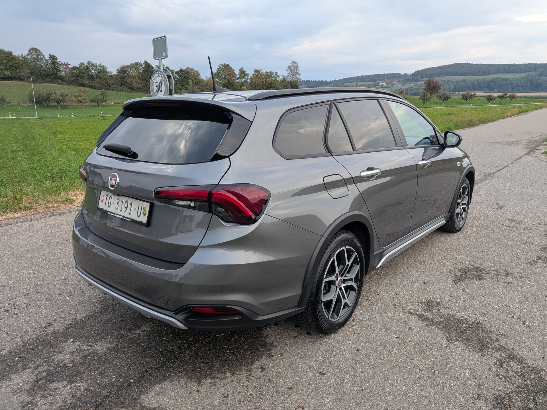 FIAT Tipo 1.5 Hybrid Station Wagon Swiss Edition-image-10