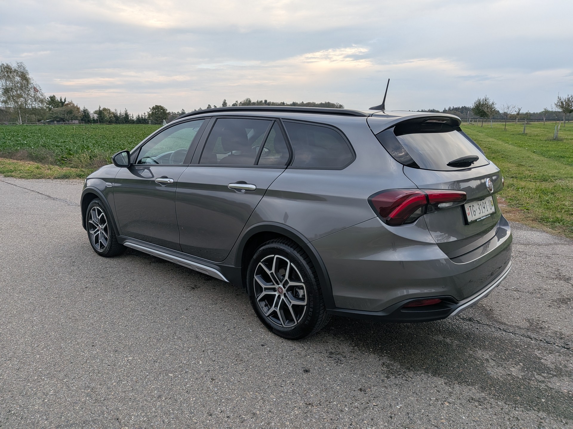 FIAT Tipo 1.5 Hybrid Station Wagon Swiss Edition-image-9