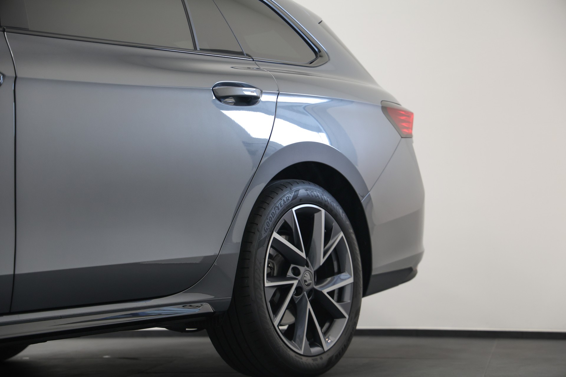 SKODA Superb Combi 2.0 TDI DSG Sportline *Werksgarantie*AHK*Massage*-image-9