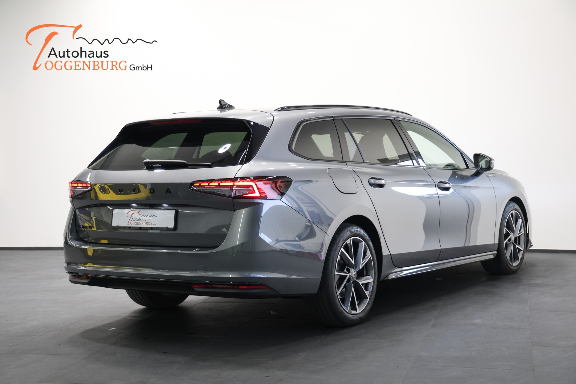 SKODA Superb Combi 2.0 TDI DSG Sportline *Werksgarantie*AHK*Massage*-image-15