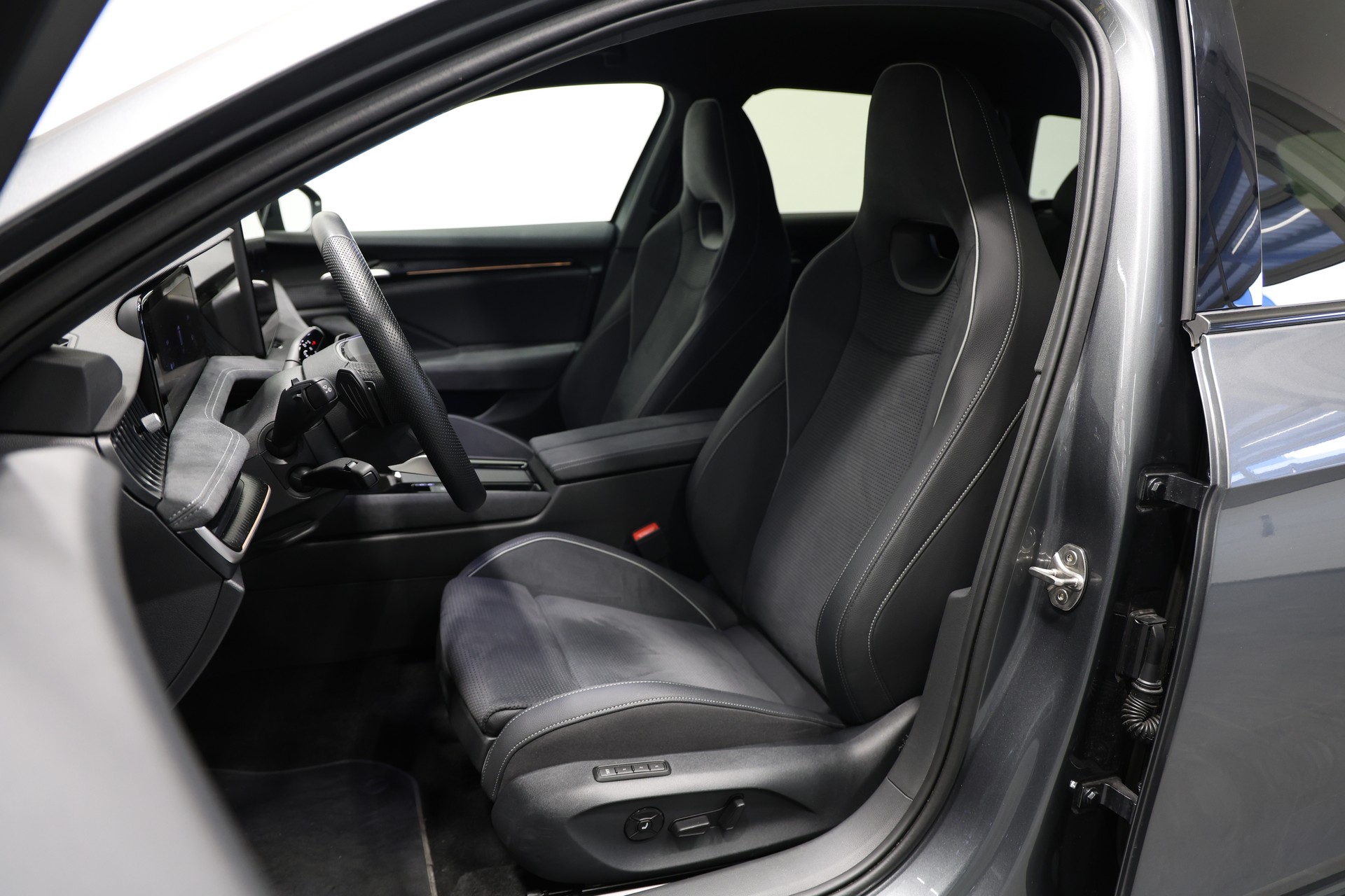 SKODA Superb Combi 2.0 TDI DSG Sportline *Werksgarantie*AHK*Massage*-image-19