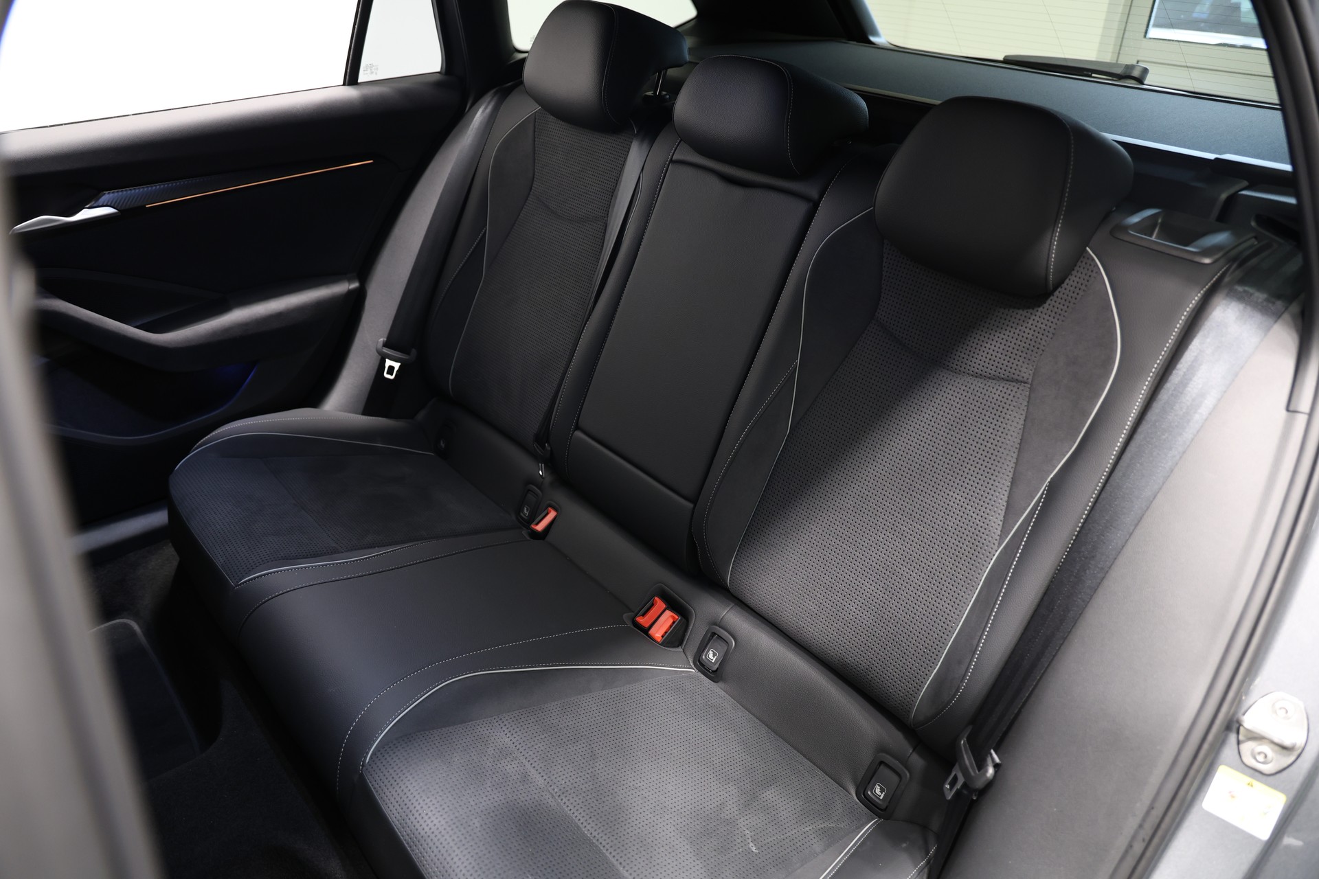 SKODA Superb Combi 2.0 TDI DSG Sportline *Werksgarantie*AHK*Massage*-image-20